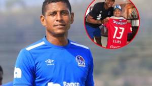 Carlo Costly se ha ganado el cariño de este pequeño en La Ceiba.