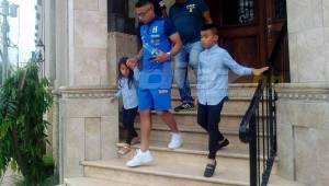 Emilio Izaguirre compartió con su familia a pocas horas para el juego de ida de repechaje contra Australia. Foto DIEZ