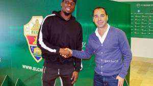 Florentin Pogba junto a un directivo del Elche de España.