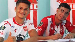 Los futbolistas argentinos del Vida, Lucas Lezcano (blanco) y Elías Garay (rojo) cuando firmaban su contrato con el conjunto ceibeño. Fotos cortesía Club Vida