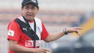 El entrenador del Olimpia, Nahún Espinoza, se muestra contento de saber que el Real España no contará con el delantero Iván 'El Chino' López. Foto Juan Salgado