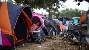 Las condiciones son tan extremas en la frontera de EEUU y México que los migrantes se enferman y contraen piojos y varicela