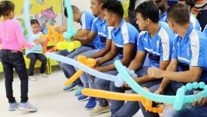 Los jugadores del Honduras Progreso presentes en el Hospital Mario Catarino Rivas de San Pedro Sula donde se encuentran los niños con cáncer. Foto DIEZ