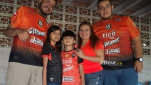 La familia estuvo presente en el amistoso en el estadio Morazán.