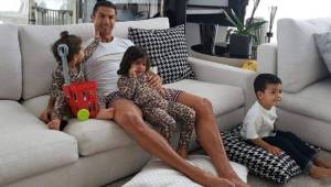 Cristiano Ronaldo junto a sus hijos en la fotografía que compartió en sus redes sociales.