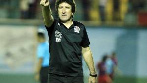 El entrenador del Olimpia, Héctor Vargas, fue expulsado otra vez frente al Juticalpa y venía de cumplir una sanción de tres partidos. Foto Juan Salgado