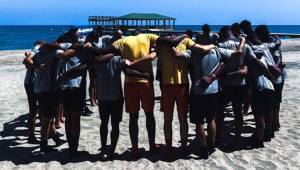 Los jugadores de Real España en plenos trabajos de playa.