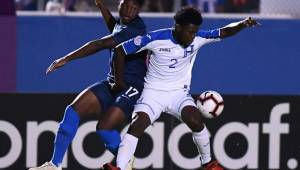 Elison Rivas cubre el balón ante la marca de Ayomide Akinola. Honduras está empatando y clasificando al Mundial Sub-20 de Polonia. Foto @Concacaf