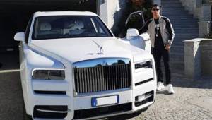 Cristiano Ronaldo posando junto a su nuevo carro en Italia.
