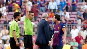 Lionel Messi fue amonestado por Jaime Latre por desaprobar sus decisiones.