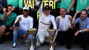 Bottas celebrando luego de conseguir el triunfo en Formula 1.