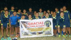 Los miembros de la Academina Sierra Pina FC le agradecen a Bryan Acosta por el gesto.