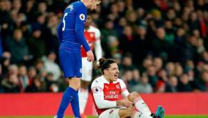 Héctor Bellerín se lesionó y es baja por mucho tiempo en el Arsenal.