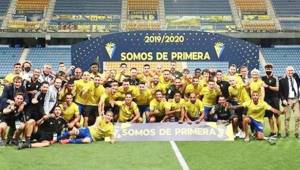 Esta fue la foto del Cádiz celebrando el ascenso a primera división en el estadio Ramón de Carranza en su último partido. Foto cortesía