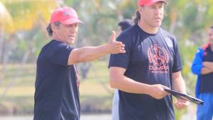 El técnico del Olimpia, Pedro Troglio, junto a su ayudante Gustavo Regis en el entrenamiento de este viernes. Fotos Ronal Aceituno
