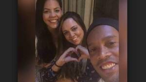 Ronaldinho desmintió que no se casará con dos mujeres en agosto.