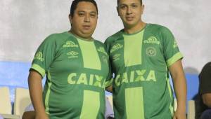 Didier y José posaron en el estadio Nacional con la camisa del Chapecoense en honor a las víctimas de la tragedia del equipo brasileño.