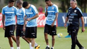 Miguel Zuluaga junto a Luis Suárez y otros seleccionados de Uruguay.