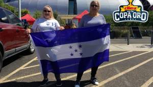 Mildred Fletes y Tury Miranda llegaron desde temprano al estadio de la Universidad de Phoenix para apoyar a Honduras ante México. Foto Ronald Aceituno
