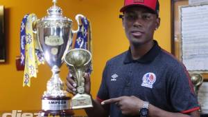 Deiby Flores posando con el Premio DIEZ al Mejor Jugador de Liga en el 2020. El volante del Olimpia confesó los objetivos que se ha trazado en este 2021.