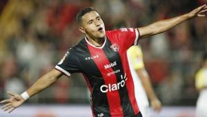 El delantero hondureño Roger Rojas ha marcado 10 goles esta temporada con la camisa del Alajuelense y estaba entrenando aparte por unas declaraciones.