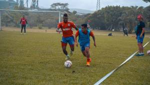 Michaell Chirinos se encuentra entrenanando con los blancos mientras define su futuro. Foto: Olimpia.