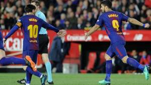 Luis Suárez y Lionel Messi en un minuto salvaron al Barcelona de su primera derrota de la temporada. Foto AFP