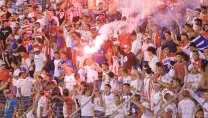 Los aficionados del Olimpia armaron un ambientazo en el estadio Olímpico Metropolitano de San Pedro Sula donde vencieron al Motagua. Foto N. Romero