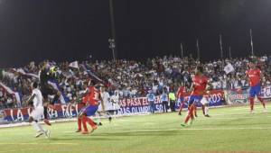 Más de 7 mil personas llegaron al Mitchel Field Athletic Complex para ver el triunfo del Olimpia. Foto cortesía Deporte Total USA.