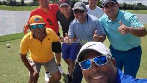 Carlos Pavón y sus amigos armaron un torneo de golf en Miami. Junto a ellos el beisbolista hondureño Mauricio Dubón.