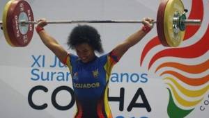 La atleta recibió la bandera tricolor para llevarla a los Juegos Panamericanos de Lima, Perú.
