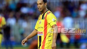 Ronaldinho dio dos asistencias con la camisa del Real España.