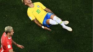 Neymar es la gran figura de la selección de Brasil y en el juego ante Suiza recibió muchos golpes.