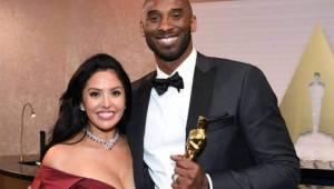 Kobe Bryant junto a su esposa al recibir el Premio ESPY de ESPN.