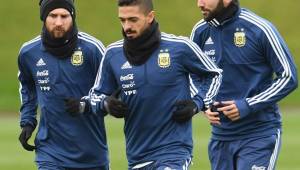 Lanzini en el entranamiento junto con Messi e Higuaín.