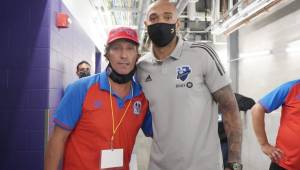 El DT del Olimpia, Pedro Troglio, junto a Thierry Henry del Impact Montreal en los pasillos del Exploria Stadium de Orlando tras el partido. Foto cortesía Gian Troglio