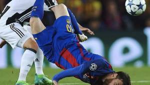 Momento en que Lionel Messi sufre su espantosa caída en la disputa por el balón.