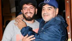 Diego Maradona junto a su hijo Dieho Junior, quien jugará en el Formia.