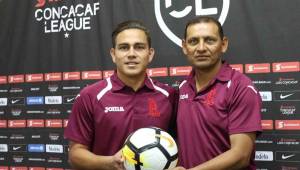 Rodolfo Zelaya junto al técnico del Alianza, 'Zarco' Rodríguez.