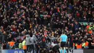 Cientos de aficionados del Atlético de Madrid hicieron el viaje de España a Inglaterra para ver el partido en medio de la crisis del coronavirus.