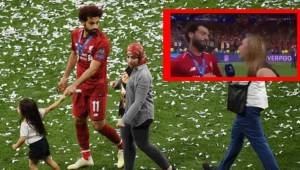 Salah se ha vuelto viral en un video donde pensó que le iban a dar un beso estando su esposa en el estadio.