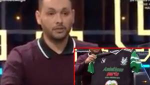 El aficionado de Colinas, Santa Bárbara, le entregó la camisa del Platense al periodista español Josep Pedrerol en el programa 'El Chiringuito'.