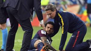 Dani Alves se lesionó la rodilla el miércoles en la final de Copa en Francia.