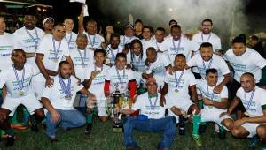 Los jugadores de Marathón veteranos posando para DIEZ tras conquistar el título en la Liga de Veteranos en San Pedro Sula.