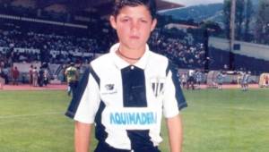 Cristiano Ronaldo luciendo los colores del Nacional de Madeira cuando era un niño.