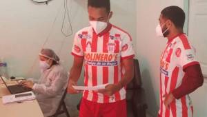 Los futbolistas Luis Meléndez y Alexander Aguilar durante las pruebas médicas del Vida.