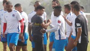 Michaell Chirinos fue al entreno del Olimpia para despedirse de sus compañeros. Foto Ronald Aceituno.