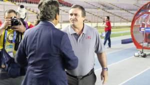 El entrenador de Costa Rica, Óscar 'Machillo' Ramírez, saludando al entrenador Jorge Luis Pinto de Honduras. Foto DIEZ