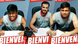 Jesús Benítez (delantero), Huber López (volante) y Jesús Ramírez (portero) cuando firmaban sus contratos con Vida.