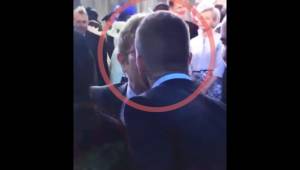 Beckham besó en los labios a Elton Jonh durante la boda real.